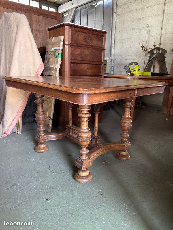Table ancienne en noyer massif Table ancienne en noyer massif
