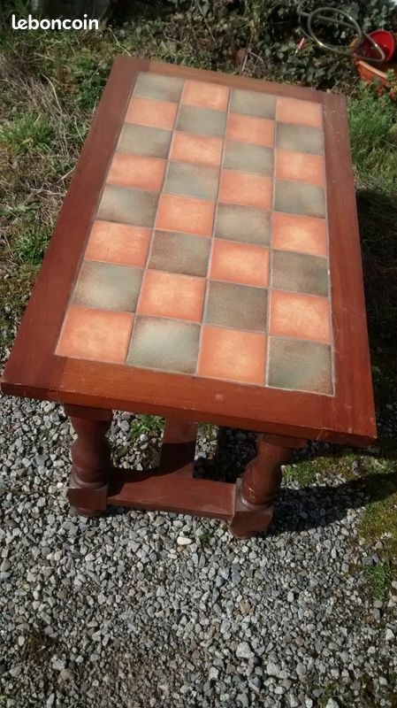 Table basse en bois avec carreaux 1970 (image 1)