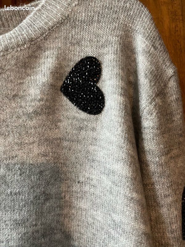 Pull gris avec cœur neuf (image 3)
