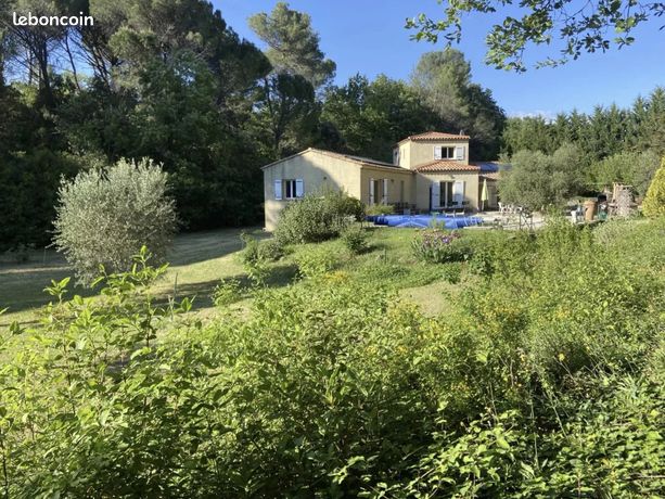 Grande propriété de 1,4 hectares avec une belle maison de 165m² et sa piscine sur Tourves