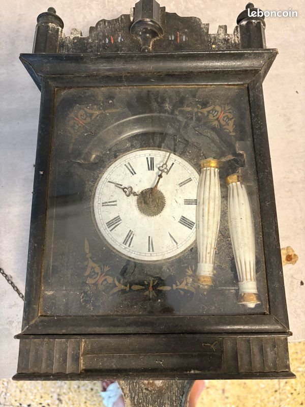 Ancienne horloge mécanique en bois – à restaurer ou pour pièces Ancienne horloge mécanique en bois, vendue en l’état, non fonctionnelle, idéale pour un amateur de restauration, un collectionneur ou p (image 1)
