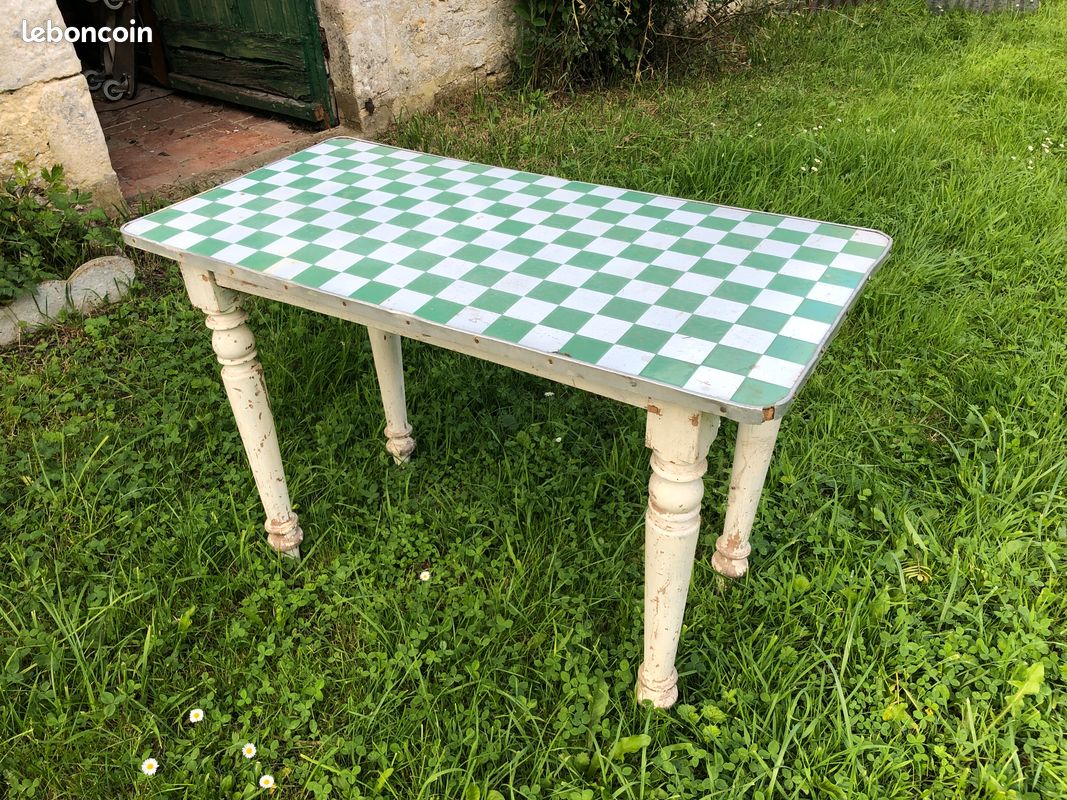 Table plateau émaillé à damier blanc et vert (image 2)