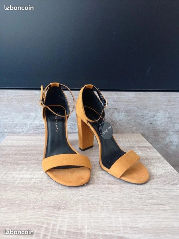 Paire de sandales à talons moutarde New Look Chaussures