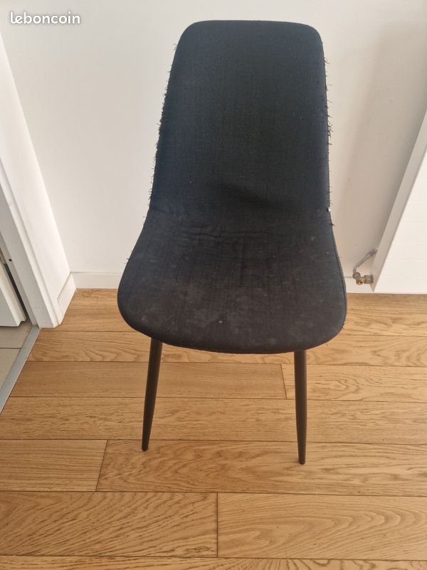 Chaises noires (image 1)
