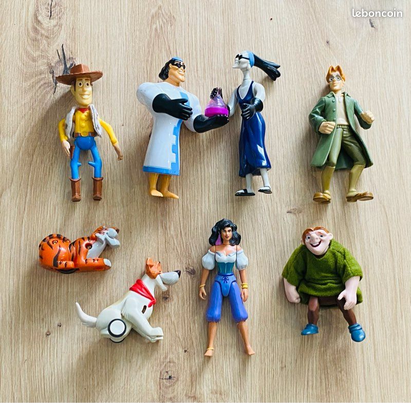 = Lot 8 Figurines Disney, Pocahontas, Woody, Le Bossu de Notre Dame, Dodger, Shere Khan et autres, années 90 = (image 1)
