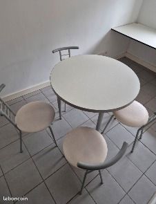 Table et chaises (image 1)