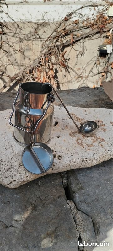 Petit pot à lait en etain avec sa louche en etain (image 1)