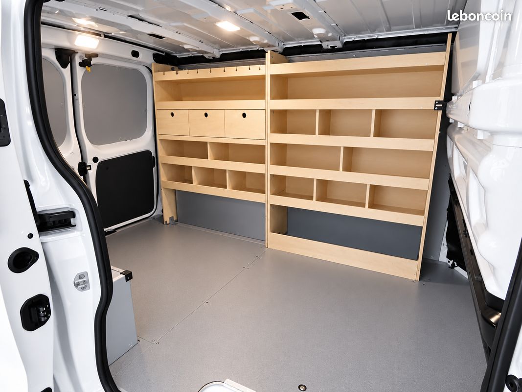 Renault Trafic III (2) 2.0 Fourgon L1H1 2800 KG BLUE DCI 130 ch Confort 3 places - 1°Main - Origine France - TVA Récupérable - Suivi Complet - Radars de stationnement - Bluetooth - Roue de secours (image 12)