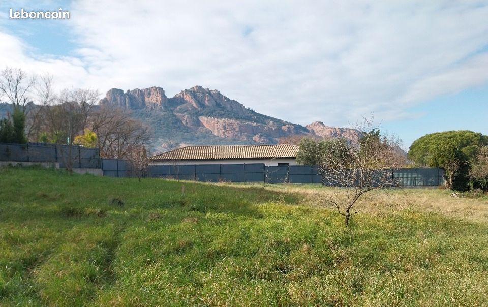 Terrain 887 m² Roquebrune Sur Argens · à Roquebrune-sur-Argens · 280 000 €