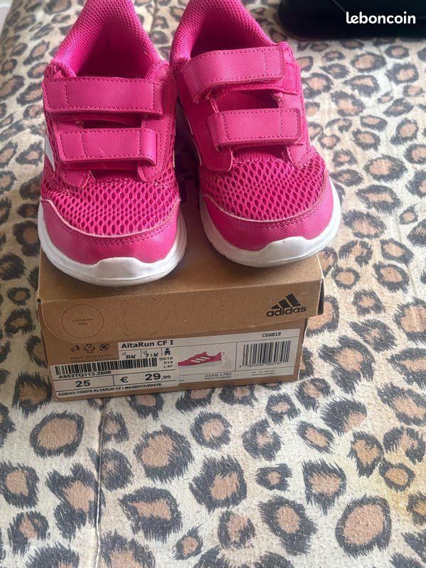 Basket fille adidas 25 en très bon état Chaussures