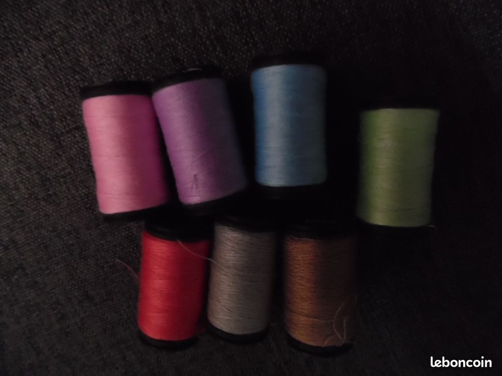 Ensemble de 7 bobines de fil polyester entamées, couleurs différentes (image 1)
