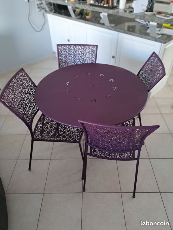 Table et 4 chaises (image 1)