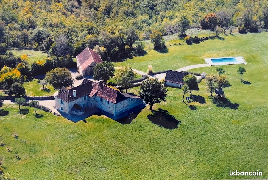 Terrain 8 pièces 450 m² · à Cahors · 450 m² · 651 000 €
