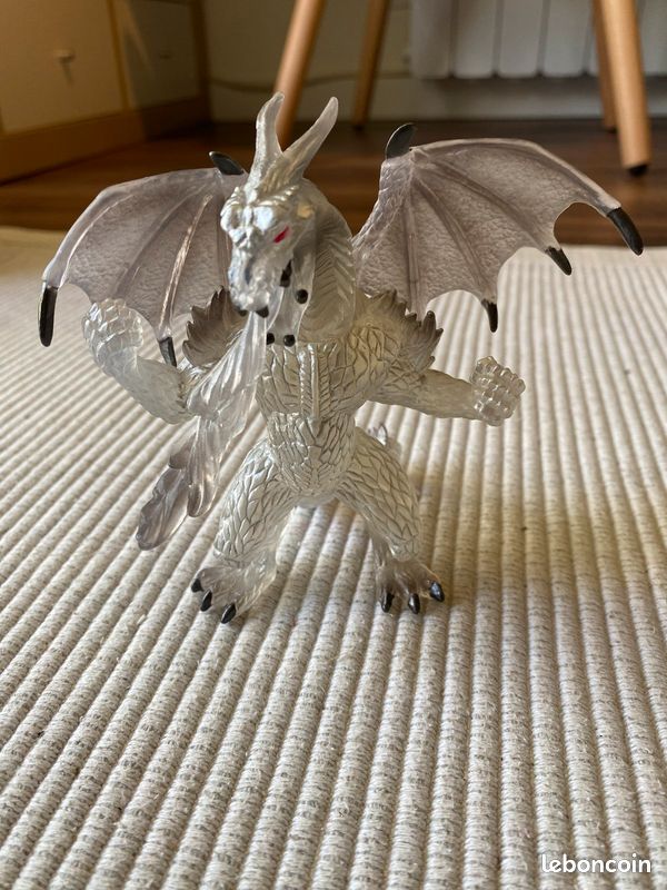Dragon figurine (image 1)