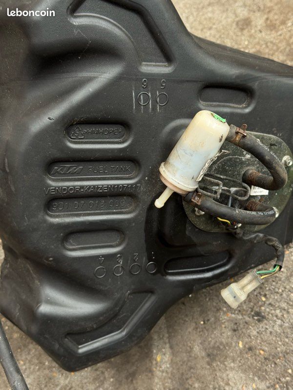 Réservoir KTM Duke 125 d’origine complet - pompe à essence inclus- Réf. 90107013000 (image 2)