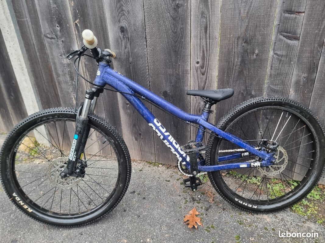 Moto Cross Honda - VENDU POUR PIÈCES (ne Fonctionne Pas)