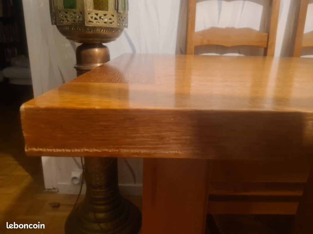 Table avec chaises (image 1)