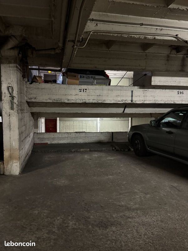 Parking/box PARIS · 125 €/mois