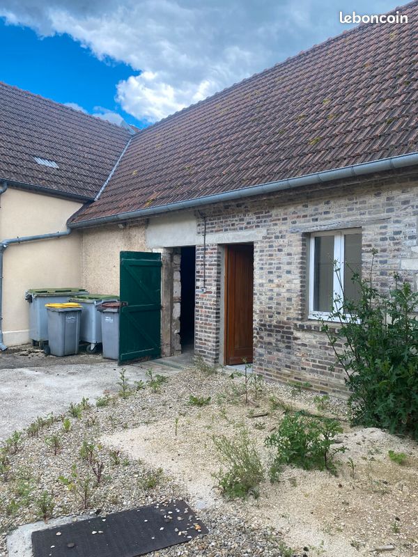 Immeuble 4 pièces 537 m² ESTISSAC (image 1)