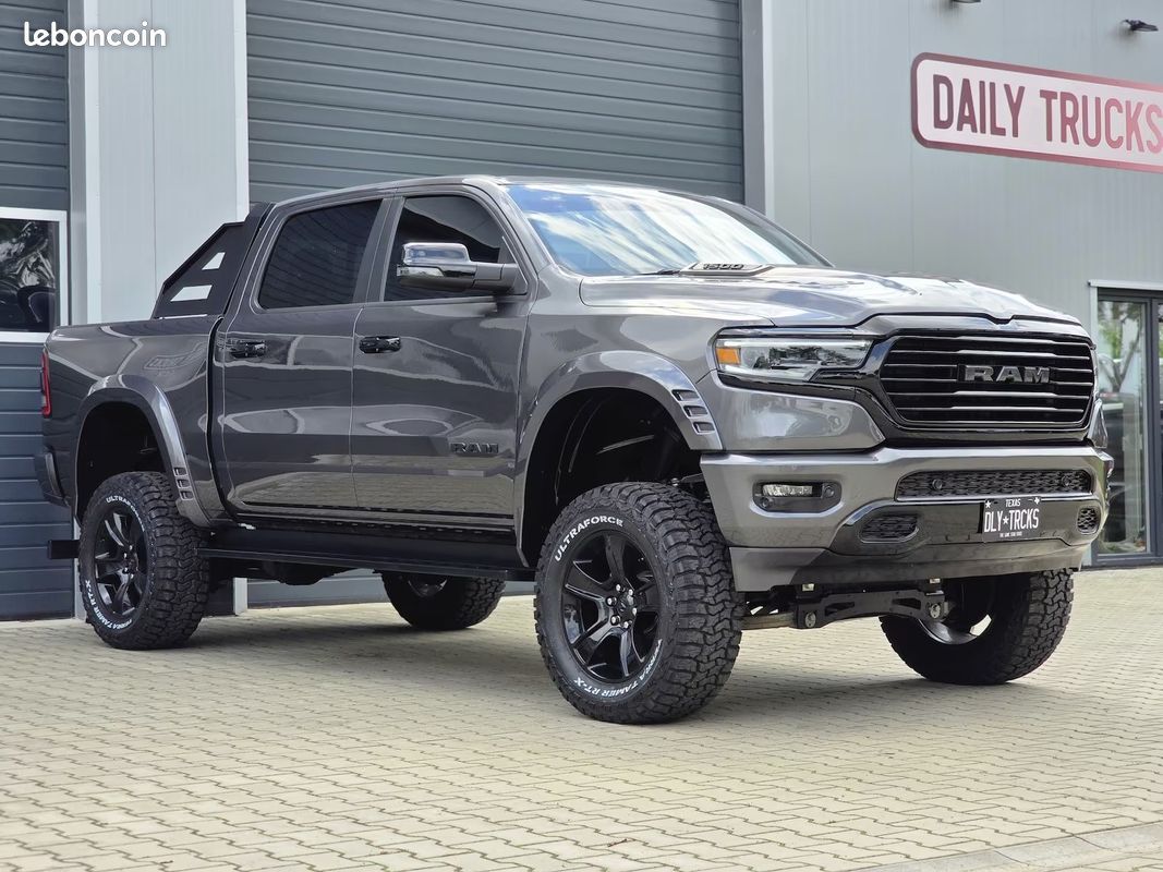 Dodge RAM 1500 Big Horn Night Edition 5.7 HEMI eTorque 401 ch 4x4 – Lift 9” – Uconnect 12” – 35” (image 5)