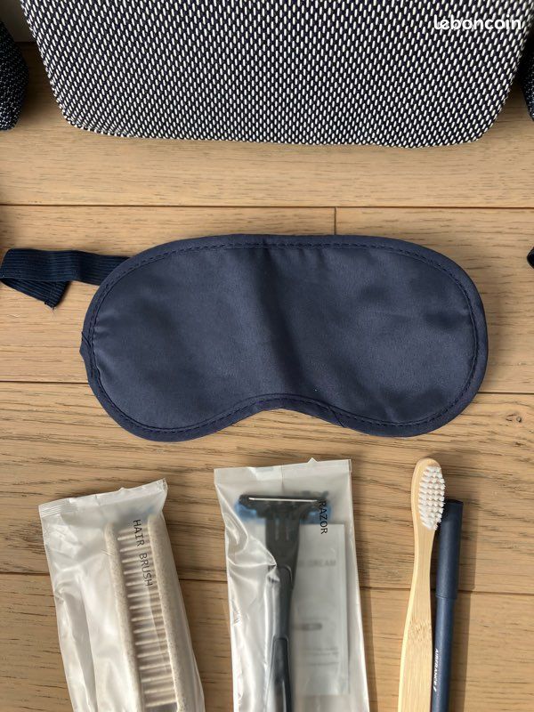 4 trousses de toilette de voyage tissu homme/femme en 2 couleurs Air France avec produits neufs (image 3)