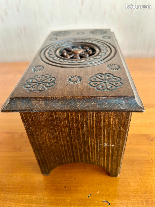 Ancien coffret en bois sculpté breton (image 5)