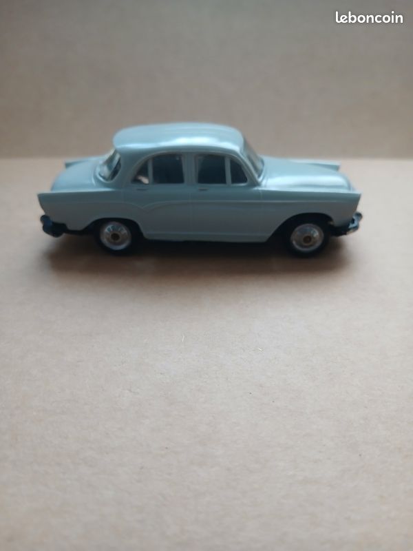 Simca Aronde Montlhéry 1962 Ivory and Red roof Norev 1:87 | Miniaturat