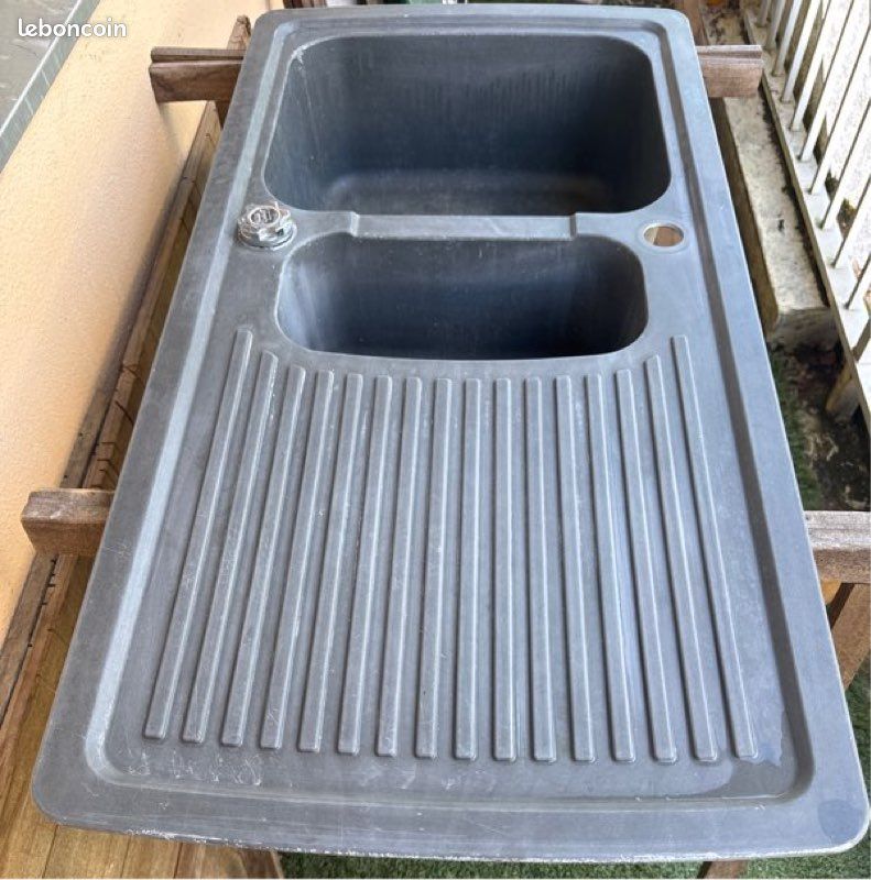 Évier à encastrer en résine gris 1,5 bac avec égouttoir sans robinetterie (image 1)