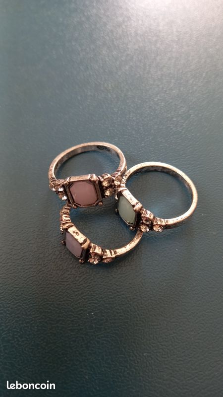 Lot de 3 Bagues Neuves Fantaisie, pour femme, coloris argent femme, " Brigitte ", monture coloris argent, pierres couleurs rose/vert/blanc, Taille : S", (image 1)