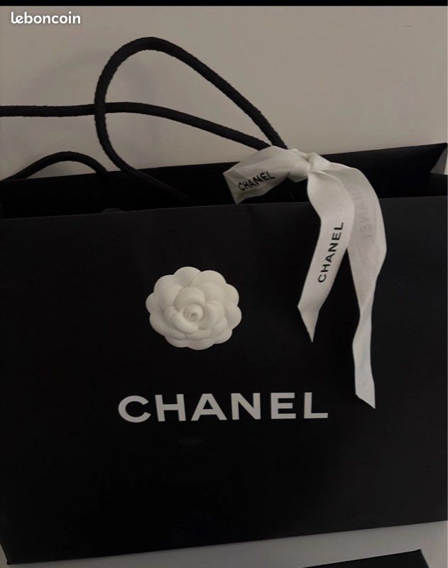 Boite es sac cartonné camelia ruban chanel (image 5)