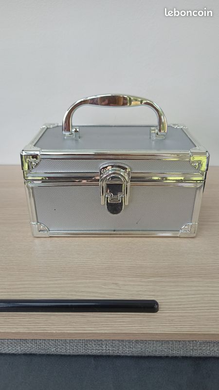Vends boite de rangement en aluminium en bon état (image 1)
