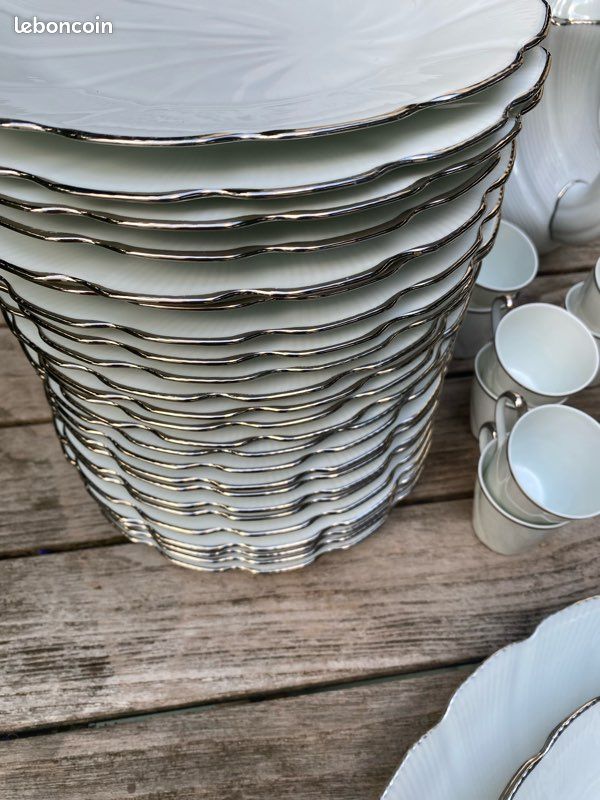 Service de table complet en porcelaine de Limoges L.E.C. R. Leclair – Modèle torsadé – 68 pièces – Blanc et filets argentés (image 8)