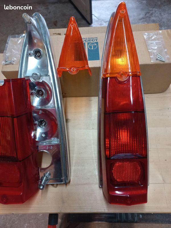 Feu Arrière Gauche Ou Droite Pour Peugeot 404 - Occasion - Référence A16
