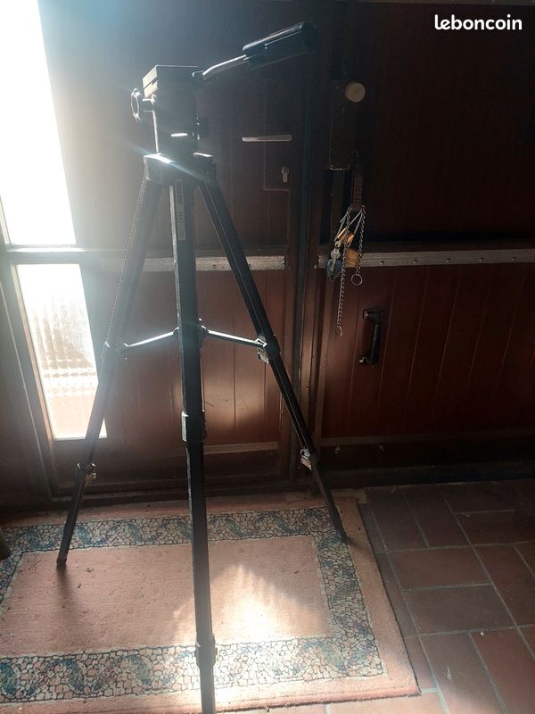 Lampadaire Trépied Design Lewistown 140cm Noir