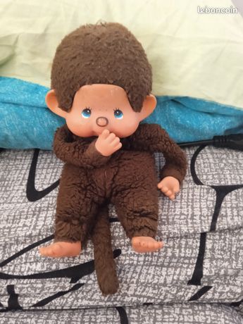 Peluche vintage singe de Monchhichi : fourrure brune, yeux bleus, tétine - France Peluche vintage singe de Monchhichi : fourrure brune, yeux bleus, tétine - France