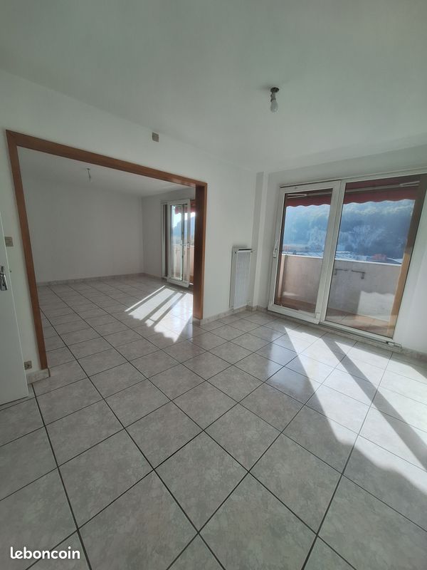 Appartement 5 pièces 93 m² · à Fontaine · 93 m² · 990 €