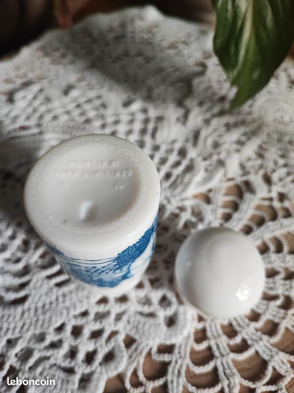 5 pots à épices en opaline blanche