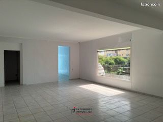 Local 80 m² Saint francois (image 1)