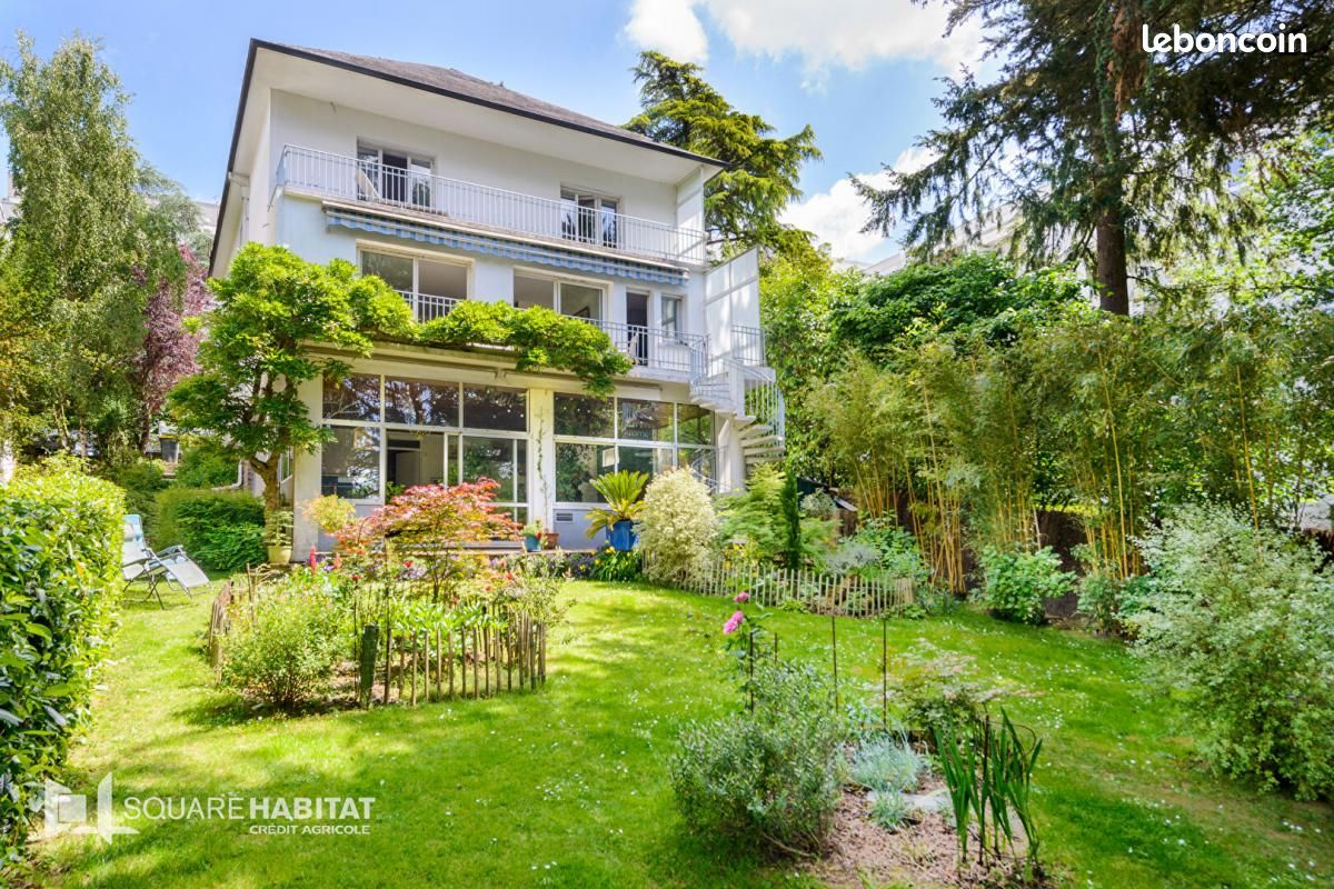 Maison d'exception avec salon d'été et vue sur jardin