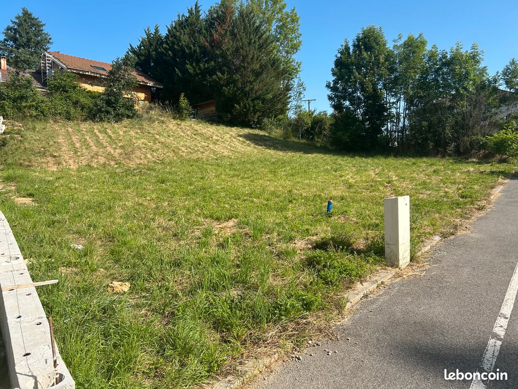 Terrain 710 m² · à Saint-Geoire-en-Valdaine · 57 000 €