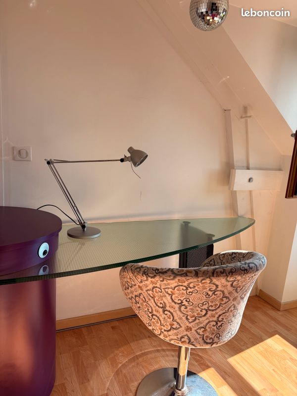 Bureau violet (image 1)