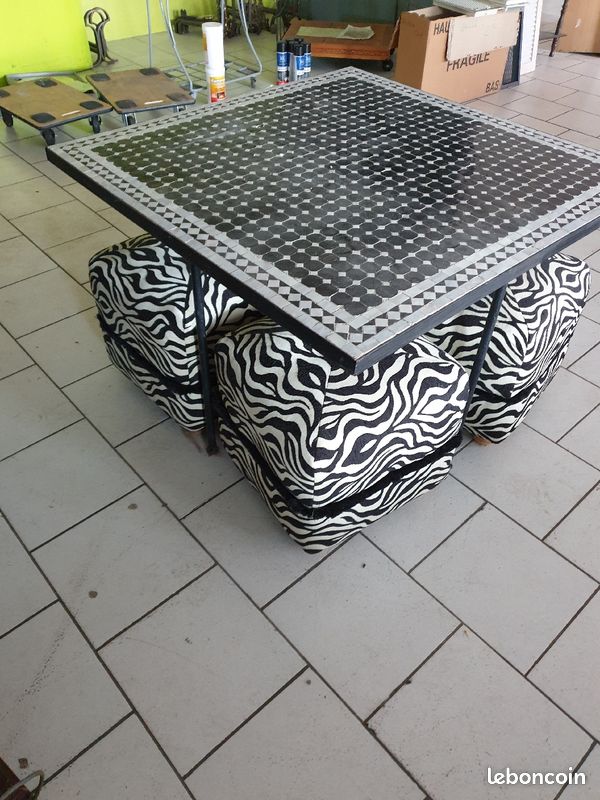 Salon table poufs (image 2)