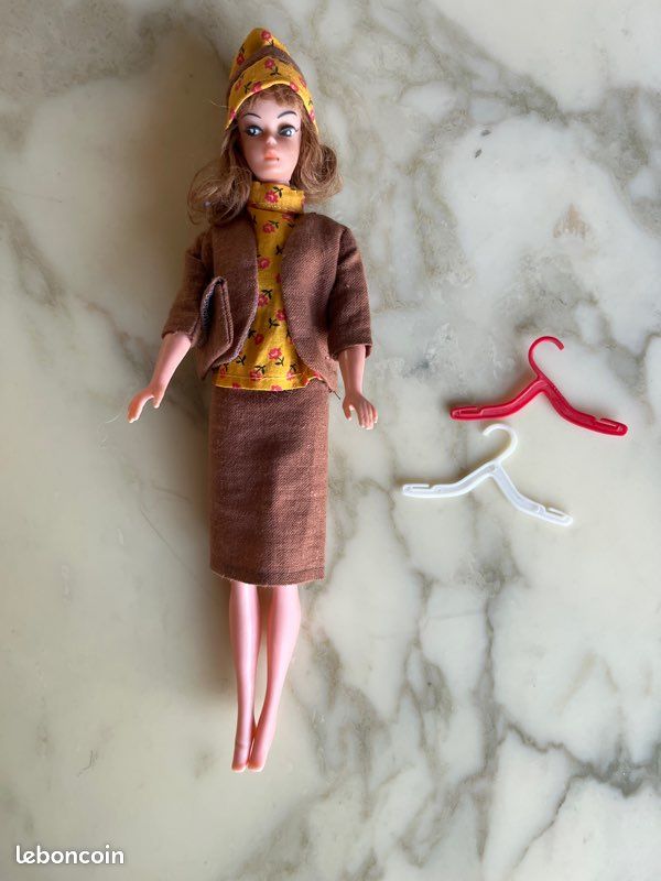 Tenue Complète + Accessoires Pour Poupée TONG BARBIE Hôtesse - Vintage Hong Kong - Occasion