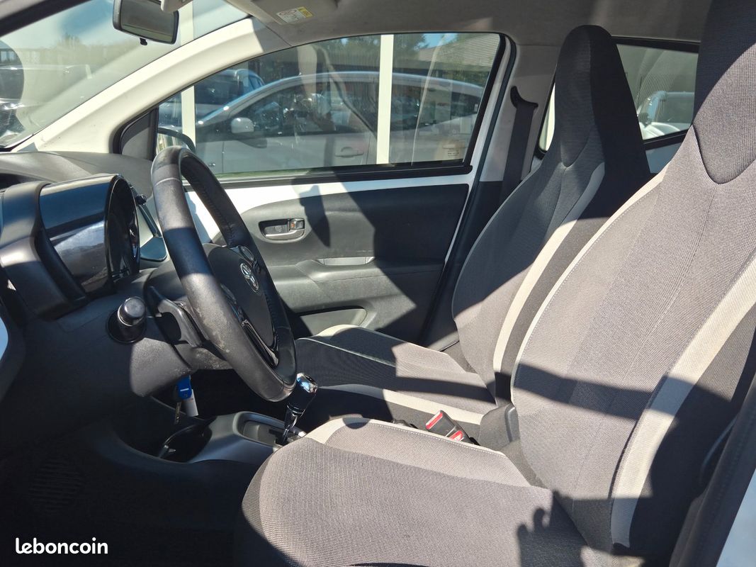 TOYOTA AYGO 1.0 VVTI 70 BOITE AUTO GRAND ECRAN CARPLAY 1er MAIN ENTRETIEN ET GARANTIE TOYOTA (image 4)