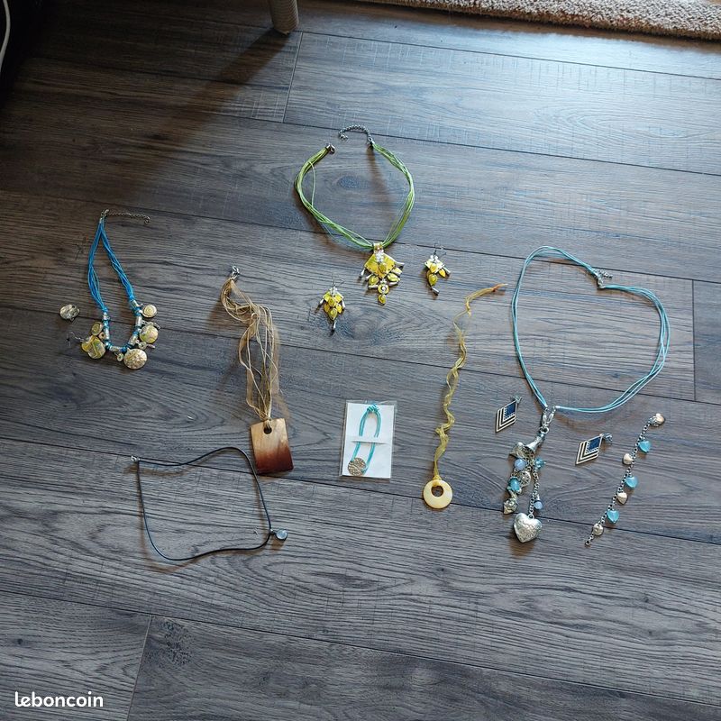 Lot De Bijoux D'occasion - Variété De Pièces Vintage Ou Modernes