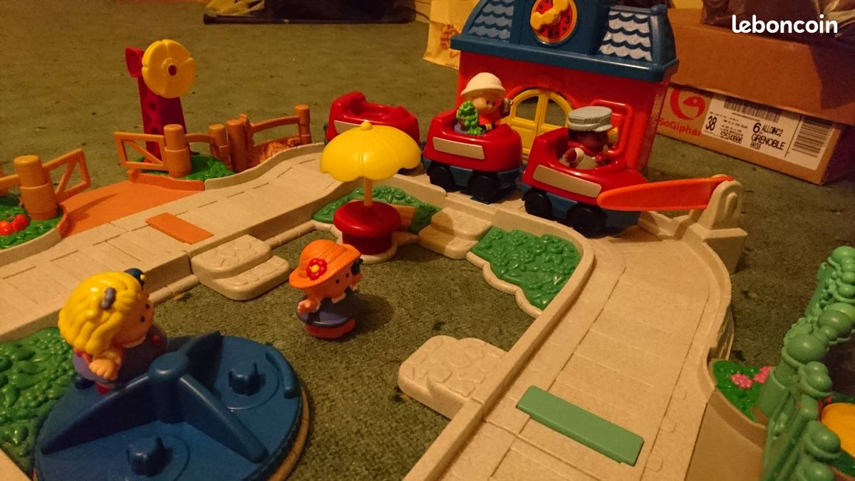 Little People train (image 2)