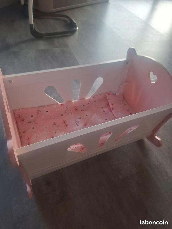 Petit lit en bois pour poupée (image 4)