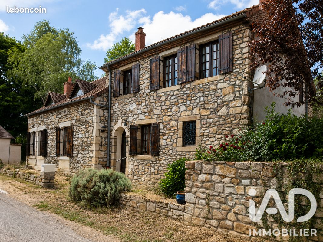 Maison 6 pièces 209 m² · à Montvicq · 209 m² · 184 000 €