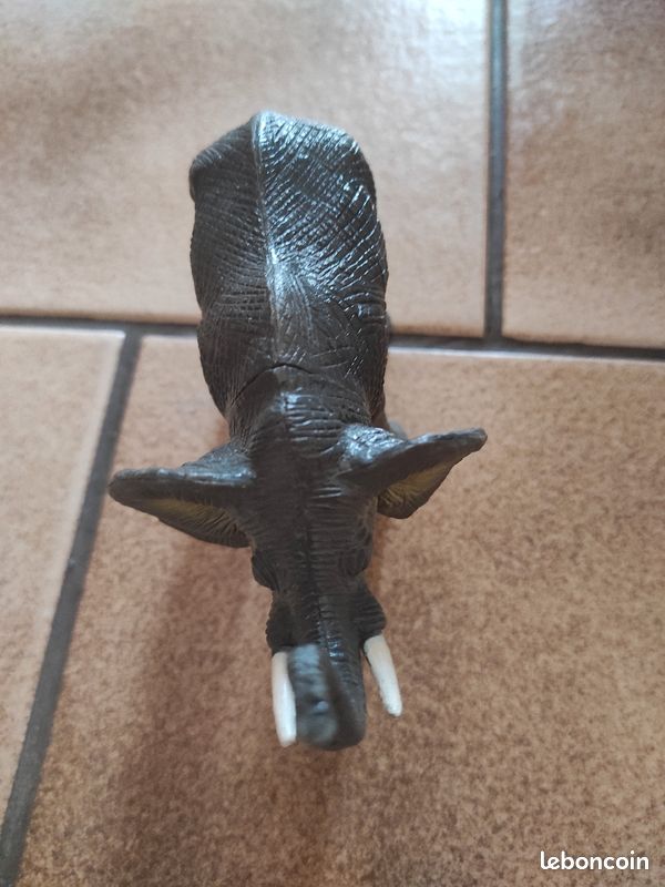 Figurine de 3 éléphants et 1 girafe (image 4)