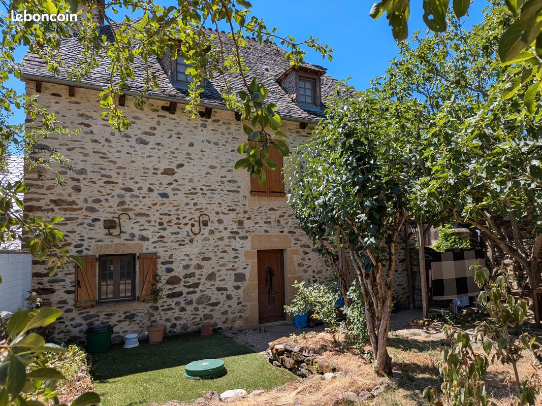 Maison 8 pièces 230 m² · à Sainte-Eulalie-d'Olt · 230 m² · 360 000 €